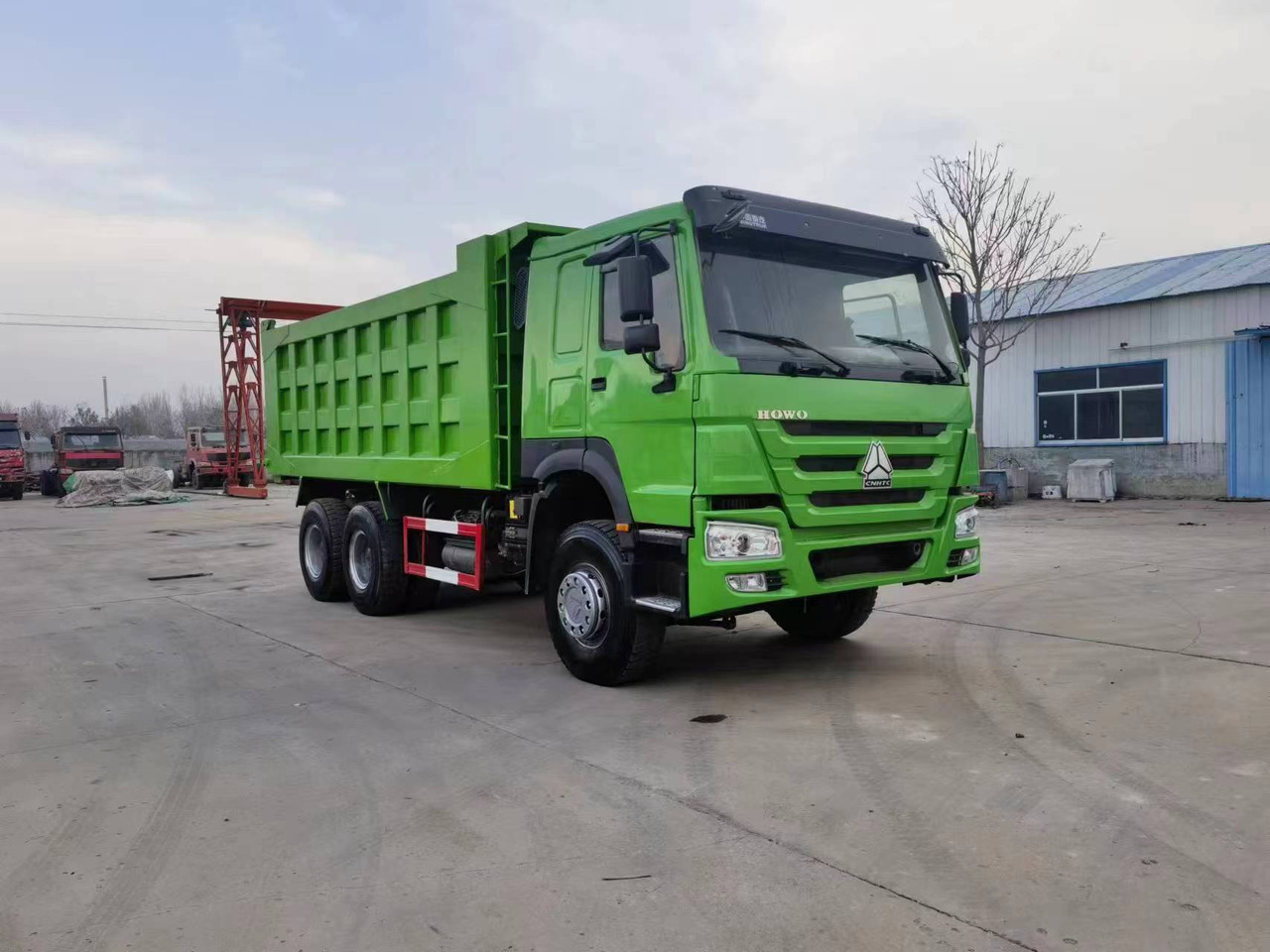 SINOTRUK HOWO 6*4 8*4 DUMP TRUCK - Billenőplatós teherautó: 4 kép. SINOTRUK HOWO 6*4 8*4 DUMP TRUCK - Billenőplatós teherautó: 4 kép.