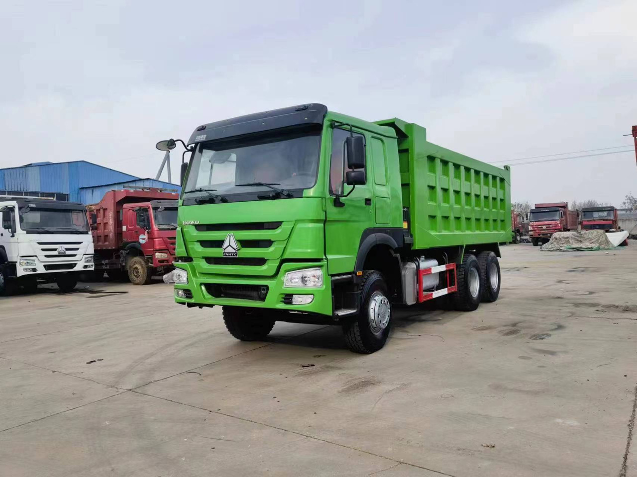 SINOTRUK HOWO 6*4 8*4 DUMP TRUCK - Billenőplatós teherautó: 1 kép. SINOTRUK HOWO 6*4 8*4 DUMP TRUCK - Billenőplatós teherautó: 1 kép.