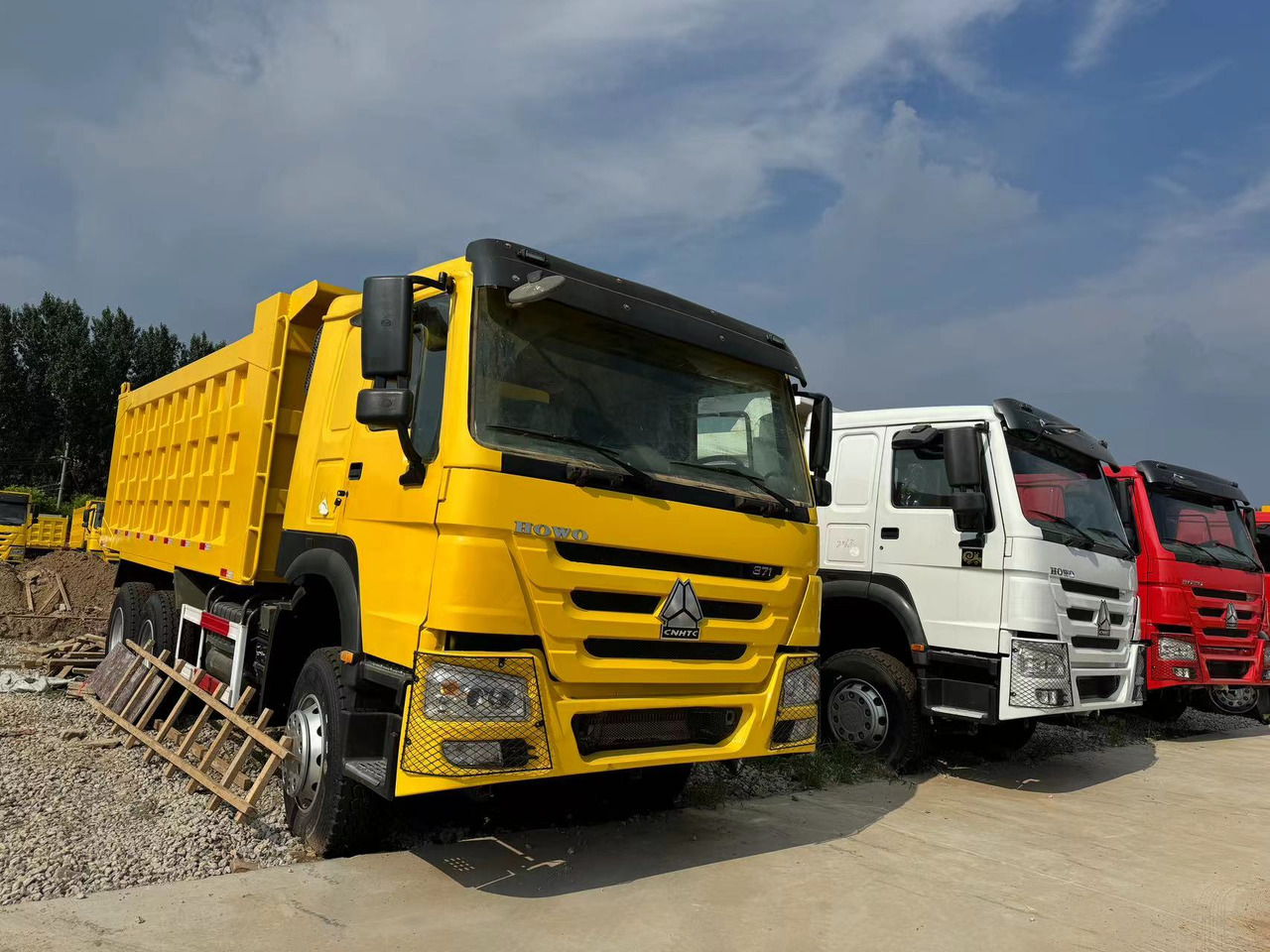 SINOTRUK HOWO 6*4 8*4 DUMP TRUCK - Billenőplatós teherautó: 2 kép. SINOTRUK HOWO 6*4 8*4 DUMP TRUCK - Billenőplatós teherautó: 2 kép.