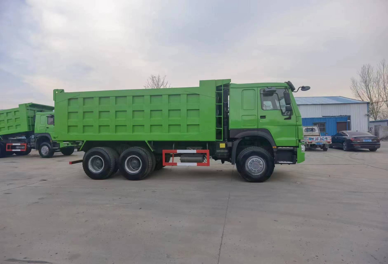 SINOTRUK HOWO 6*4 8*4 DUMP TRUCK - Billenőplatós teherautó: 5 kép. SINOTRUK HOWO 6*4 8*4 DUMP TRUCK - Billenőplatós teherautó: 5 kép.