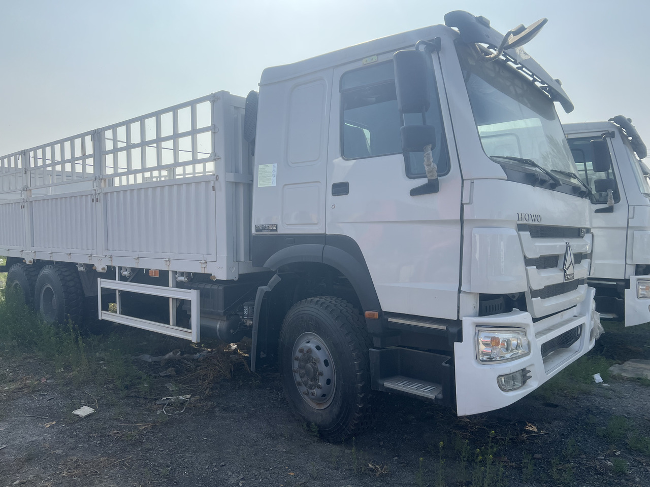 SINOTRUK HOWO 6*4 WITH FENCE - Billenőplatós teherautó: 4 kép. SINOTRUK HOWO 6*4 WITH FENCE - Billenőplatós teherautó: 4 kép.