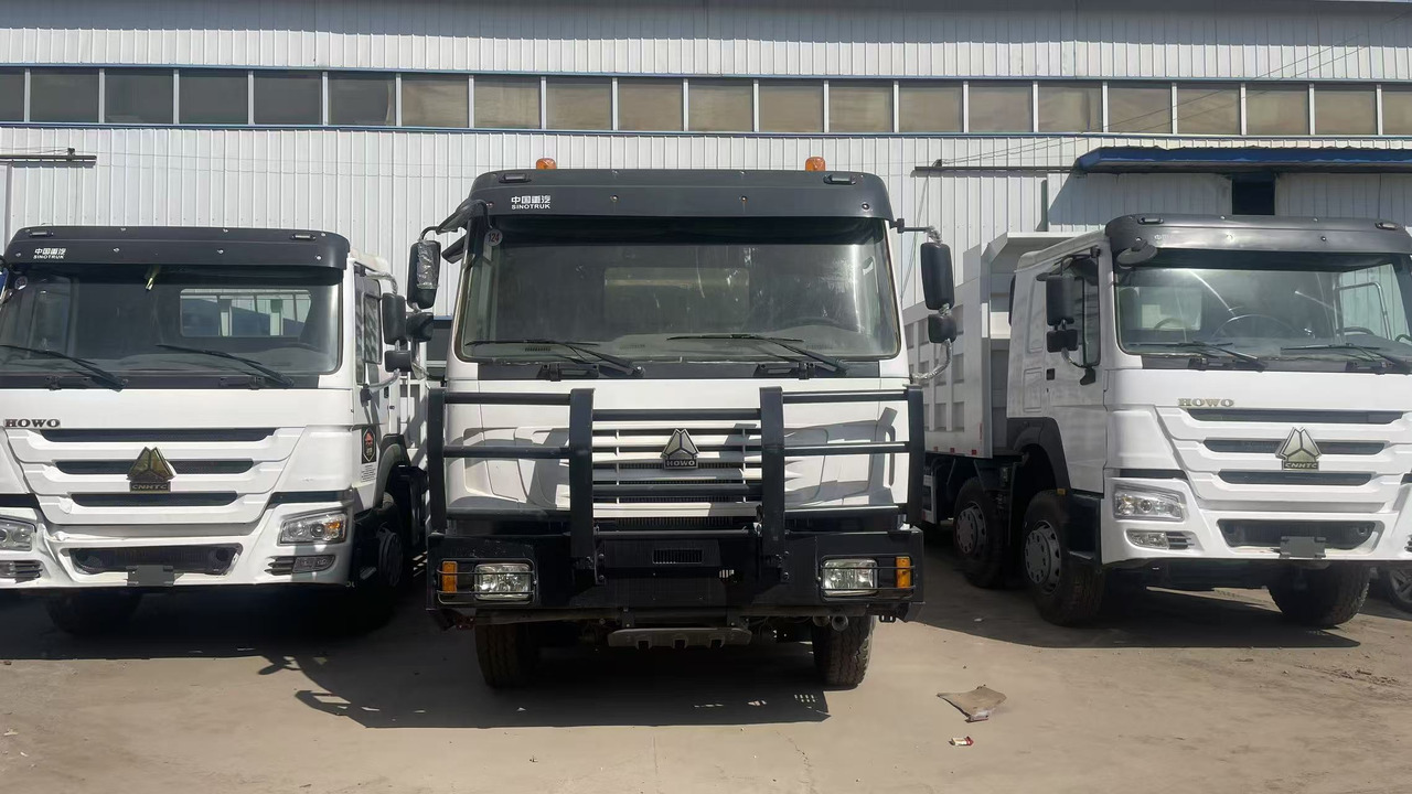 SINOTRUK HOWO 8*4 FENCE LIVESTOCK TRUCK - Billenőplatós teherautó: 1 kép. SINOTRUK HOWO 8*4 FENCE LIVESTOCK TRUCK - Billenőplatós teherautó: 1 kép.