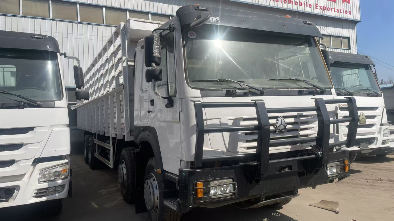 SINOTRUK HOWO 8*4 WITH FENCE - Állatszállító teherautó: 4 kép. SINOTRUK HOWO 8*4 WITH FENCE - Állatszállító teherautó: 4 kép.
