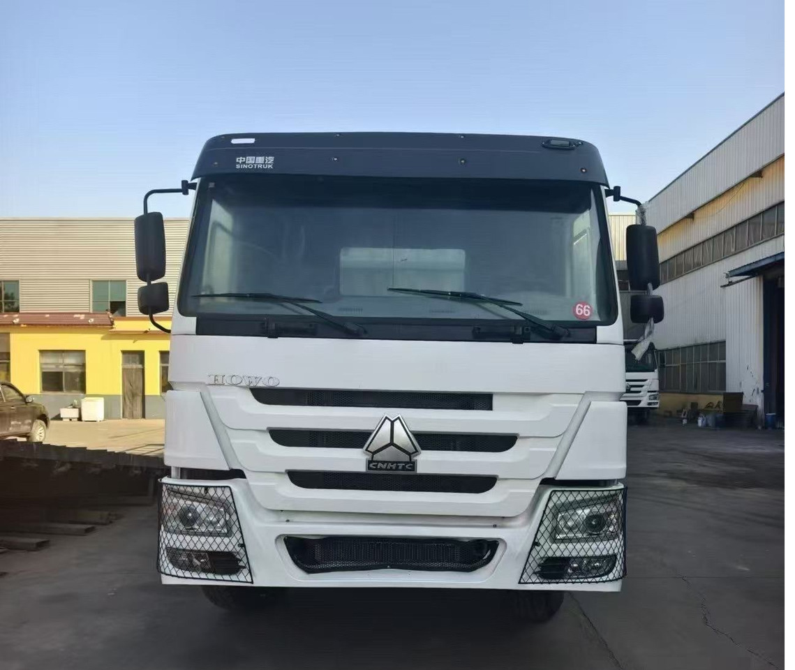 SINOTRUK HOWO 8*4 WITH FENCE - Állatszállító teherautó: 5 kép. SINOTRUK HOWO 8*4 WITH FENCE - Állatszállító teherautó: 5 kép.