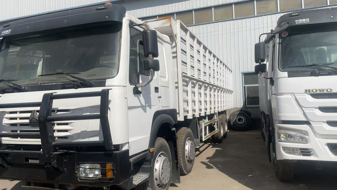 SINOTRUK HOWO 8*4 WITH FENCE - Állatszállító teherautó: 3 kép. SINOTRUK HOWO 8*4 WITH FENCE - Állatszállító teherautó: 3 kép.