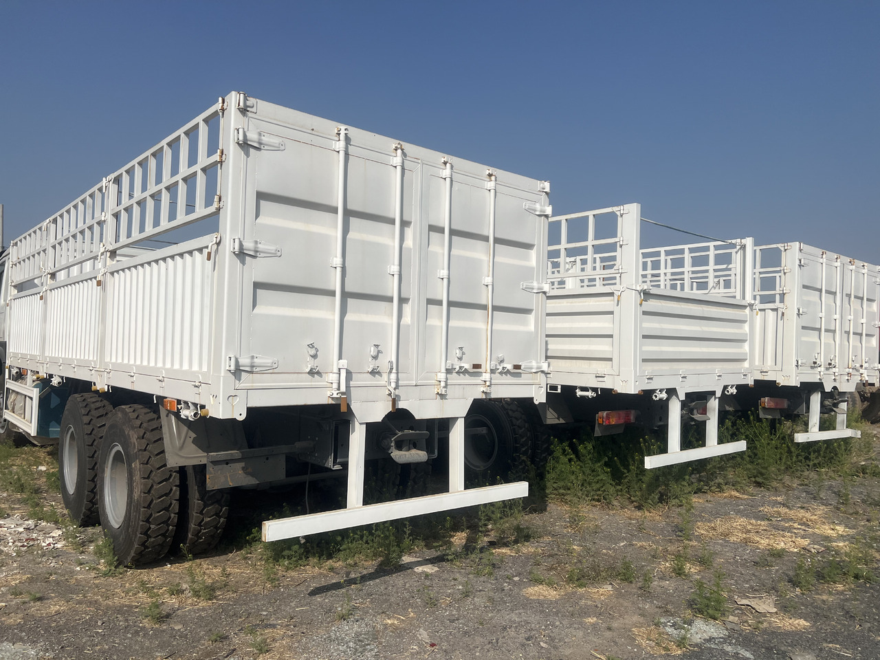 SINOTRUK HOWO DUMP TRUCK LIVESTOCK TRUCK WITH FENCE 371 380 400 420 460 HP - Állatszállító teherautó: 1 kép. SINOTRUK HOWO DUMP TRUCK LIVESTOCK TRUCK WITH FENCE 371 380 400 420 460 HP - Állatszállító teherautó: 1 kép.
