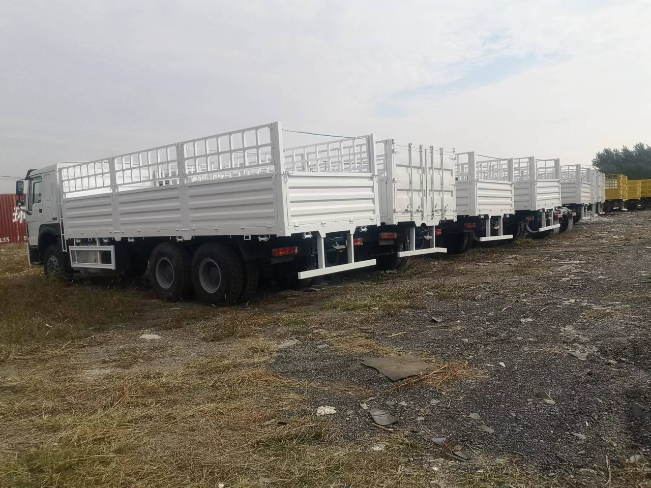 SINOTRUK HOWO DUMP TRUCK LIVESTOCK TRUCK WITH FENCE 371 380 400 420 460 HP - Állatszállító teherautó: 2 kép. SINOTRUK HOWO DUMP TRUCK LIVESTOCK TRUCK WITH FENCE 371 380 400 420 460 HP - Állatszállító teherautó: 2 kép.