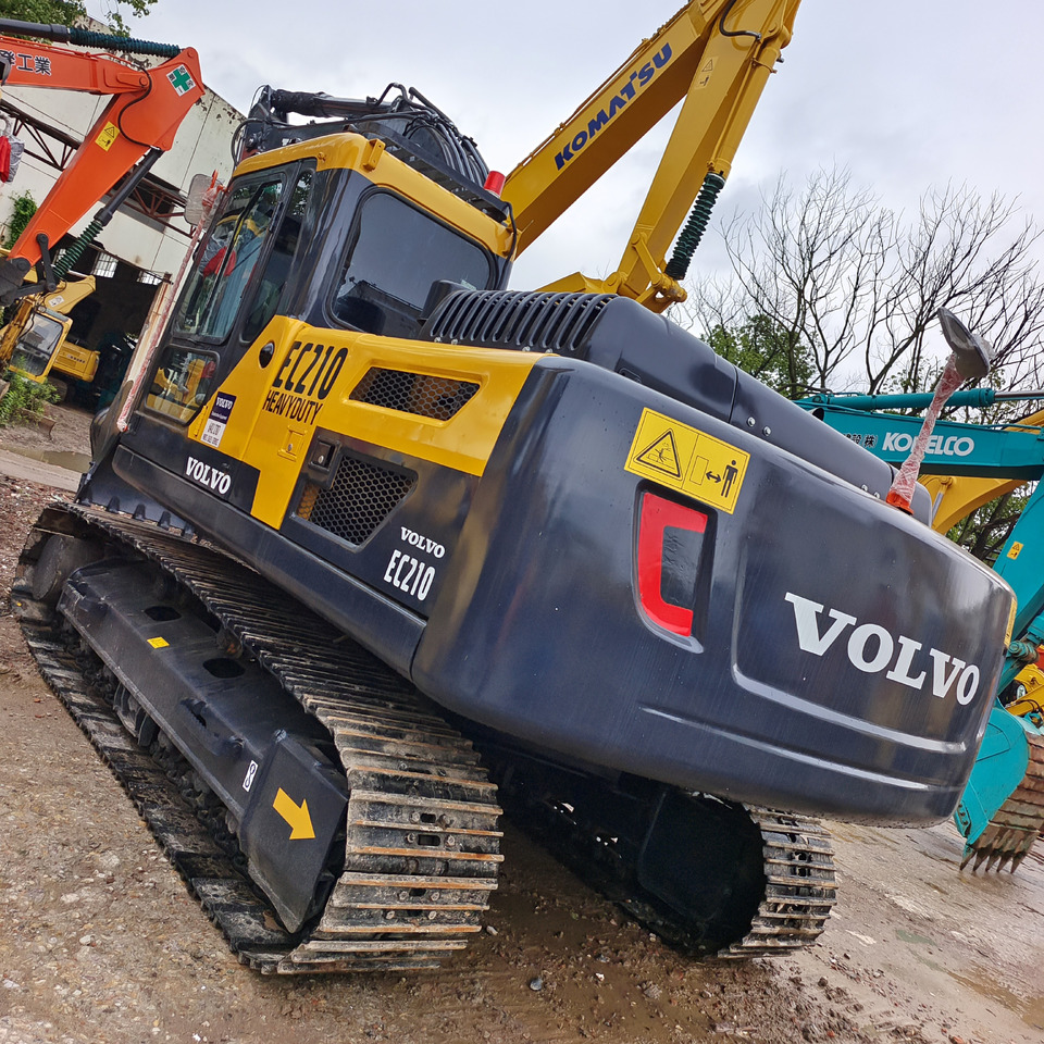 VOLVO EC210 EC210D EC210B - Lánctalpas kotró: 2 kép. VOLVO EC210 EC210D EC210B - Lánctalpas kotró: 2 kép.