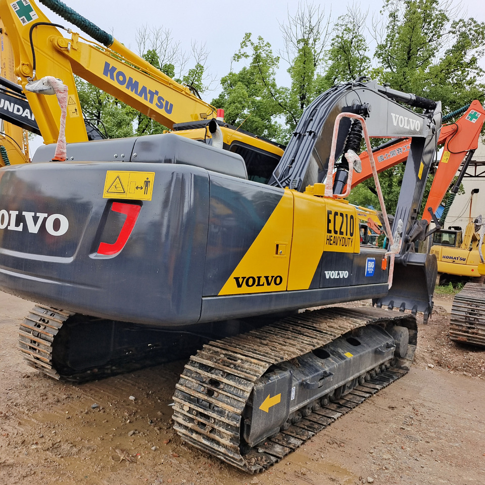 VOLVO EC210 EC210D EC210B - Lánctalpas kotró: 4 kép. VOLVO EC210 EC210D EC210B - Lánctalpas kotró: 4 kép.