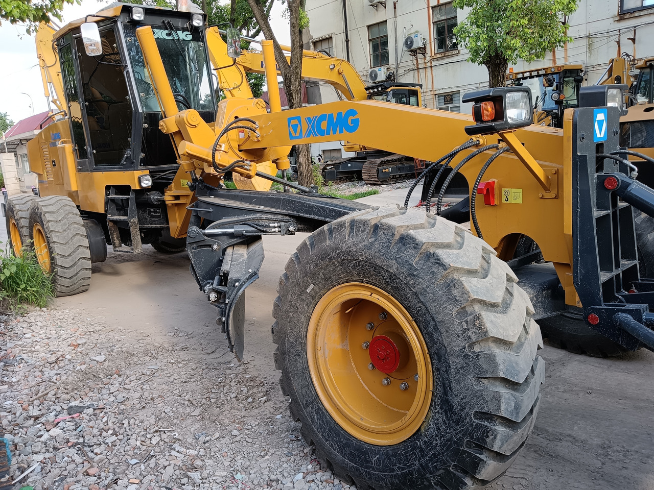 XCMG GR 2153 WITH RIPPER AND TWO BLADES - Gréder: 1 kép. XCMG GR 2153 WITH RIPPER AND TWO BLADES - Gréder: 1 kép.