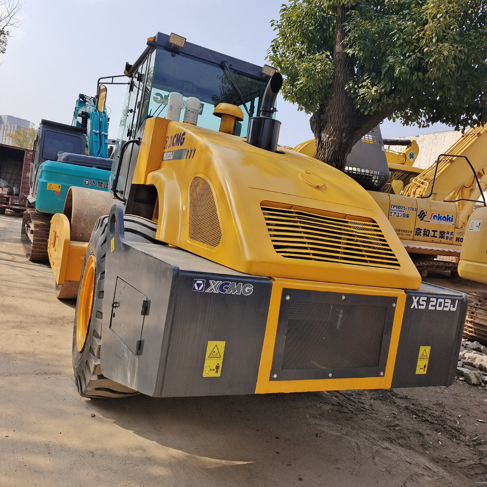 XCMG XS 203J - Úthenger: 4 kép. XCMG XS 203J - Úthenger: 4 kép.