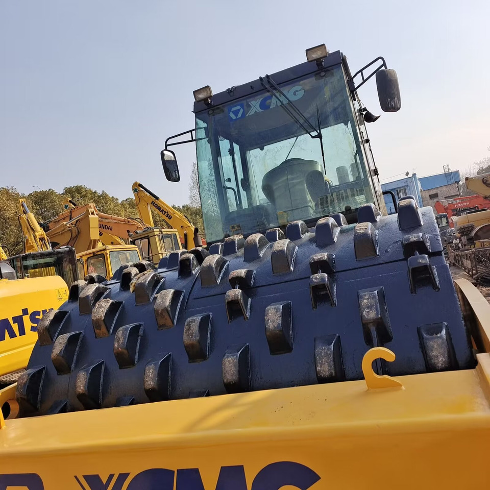 XCMG XS 223J WITH SHEEP FOOT PAD - Úthenger: 2 kép. XCMG XS 223J WITH SHEEP FOOT PAD - Úthenger: 2 kép.