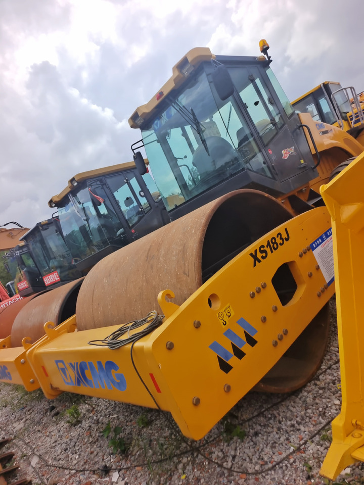 Úthenger XCMG XS183J: 9 kép.