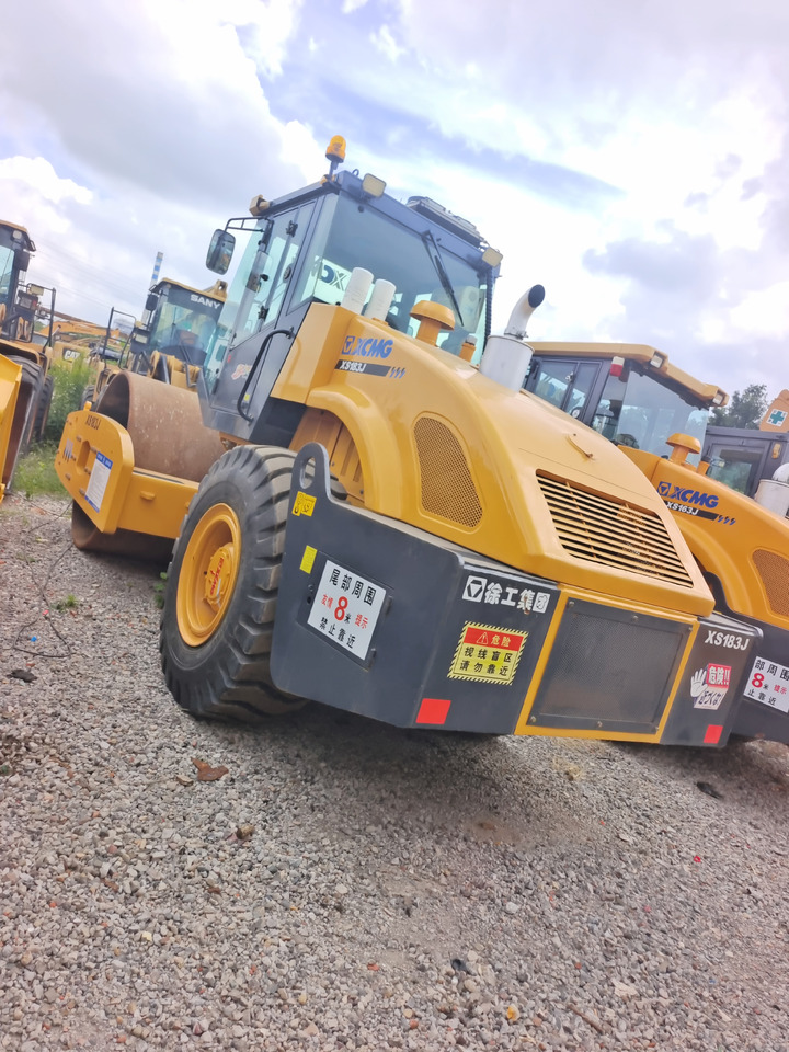 XCMG XS183J - Úthenger: 2 kép. XCMG XS183J - Úthenger: 2 kép.