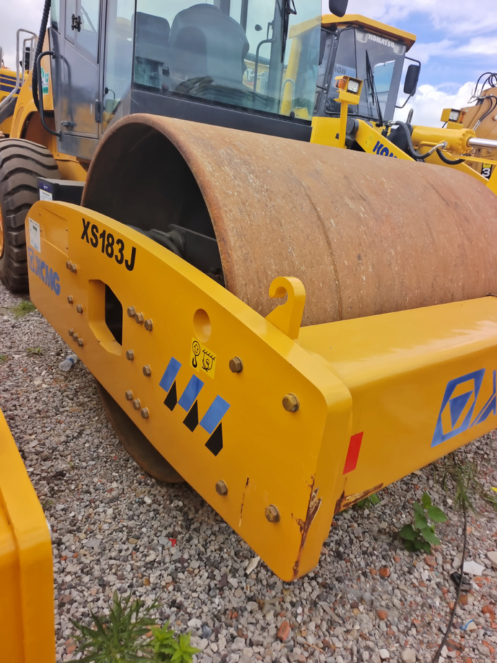 Úthenger XCMG XS183J: 7 kép.