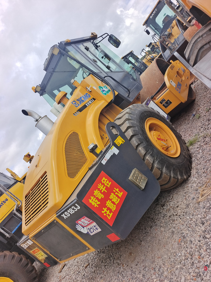 XCMG XS183J - Úthenger: 3 kép. XCMG XS183J - Úthenger: 3 kép.