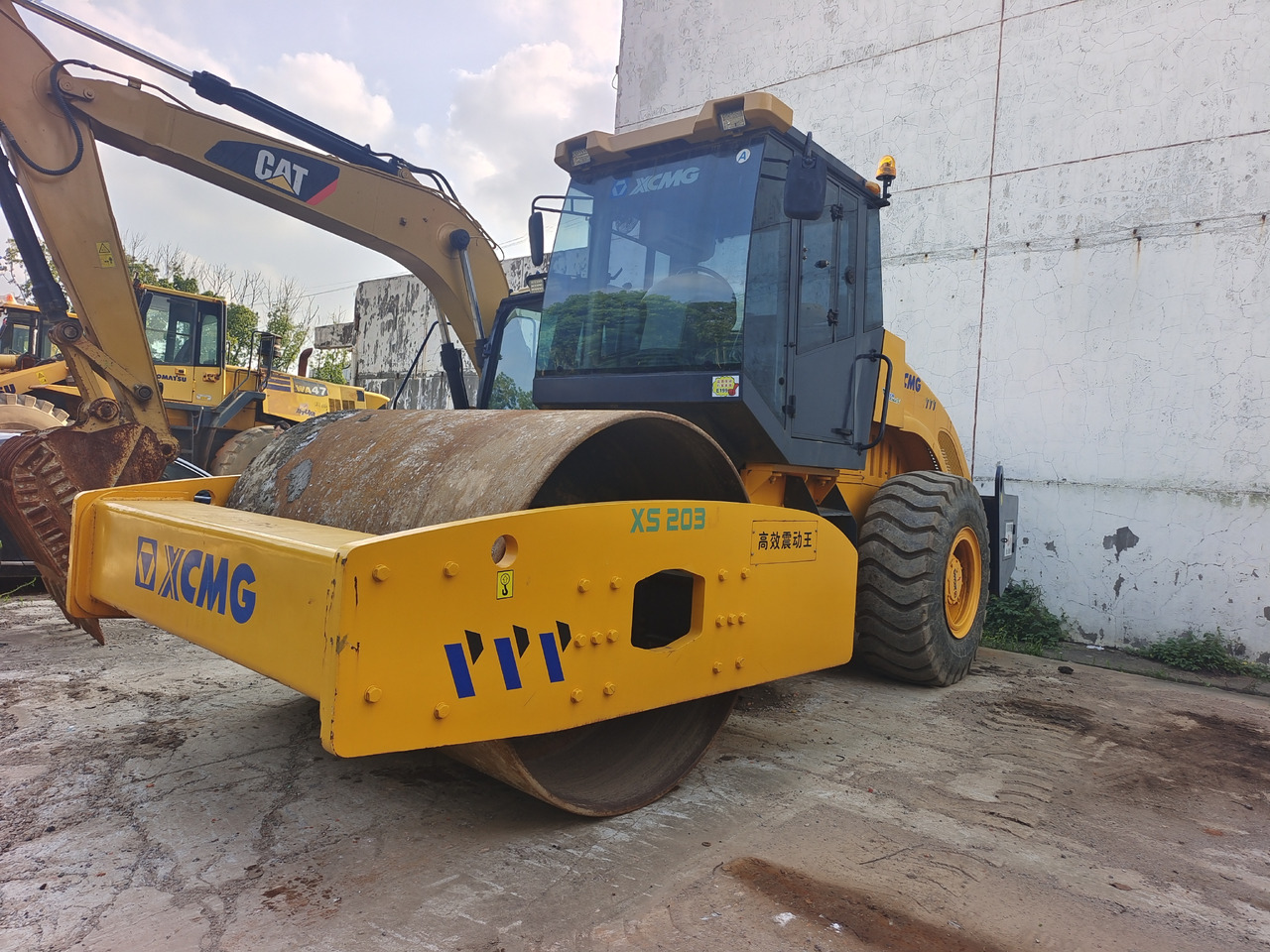 XCMG XS203J - Úthenger: 2 kép. XCMG XS203J - Úthenger: 2 kép.