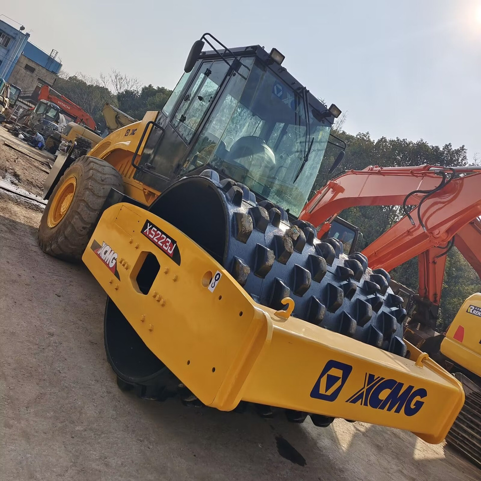 XCMG XS223J XS 223 J XCMG XS223J Vibratory Roller with Goat Horn Drum - Talajtömörítő: 3 kép. XCMG XS223J XS 223 J XCMG XS223J Vibratory Roller with Goat Horn Drum - Talajtömörítő: 3 kép.