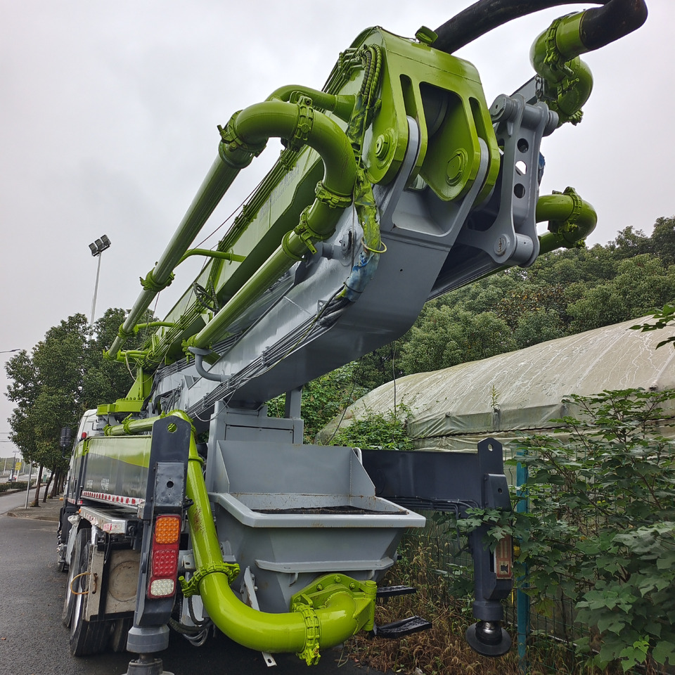 ZOOMLION ZLJ5336THBSE - Betonpumpa: 5 kép. ZOOMLION ZLJ5336THBSE - Betonpumpa: 5 kép.