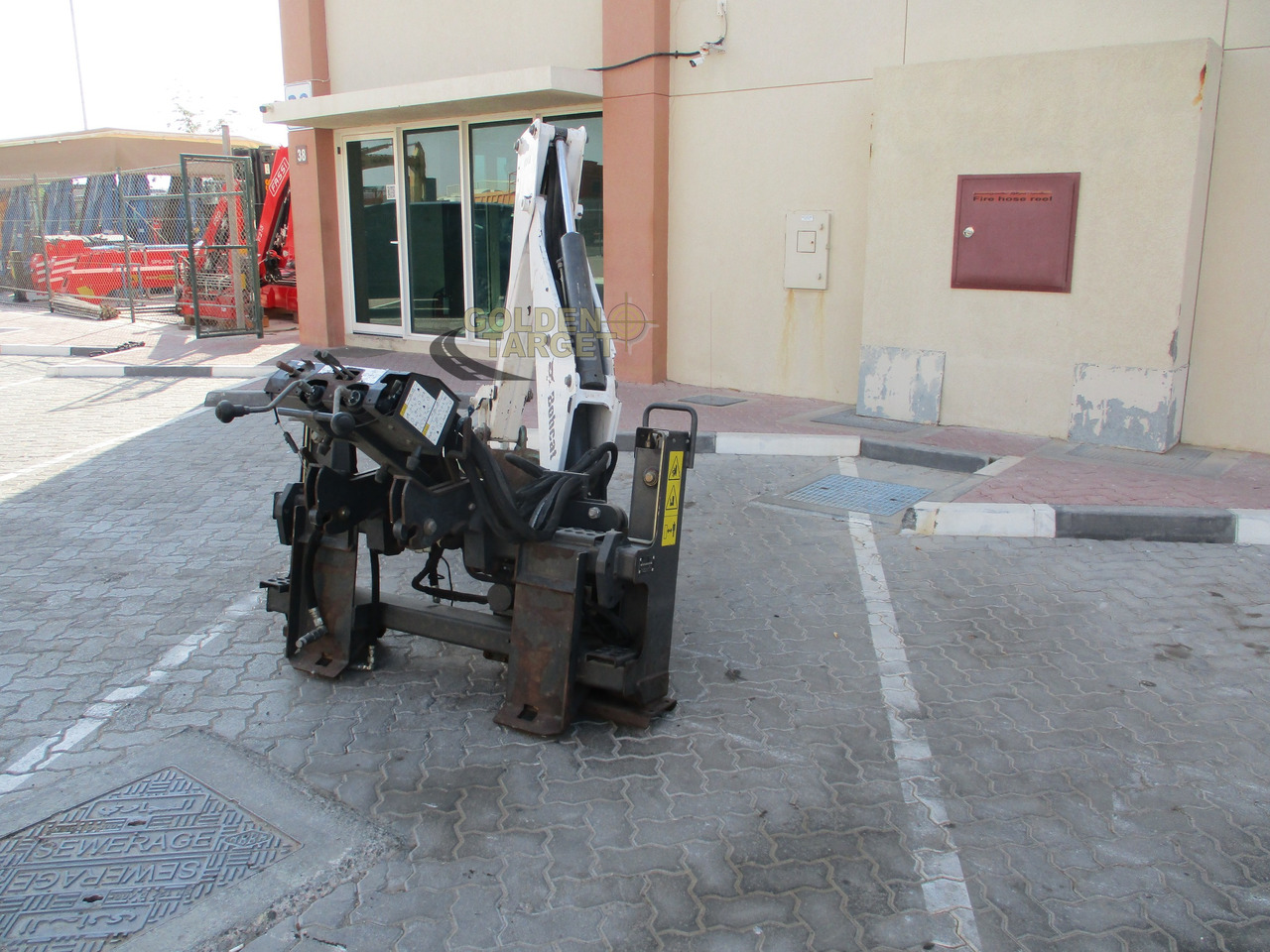 BOBCAT Skid Steer R30S Backhoe Attachment - Rakodókanál - Mini homlokrakodó: 4 kép. BOBCAT Skid Steer R30S Backhoe Attachment - Rakodókanál - Mini homlokrakodó: 4 kép.