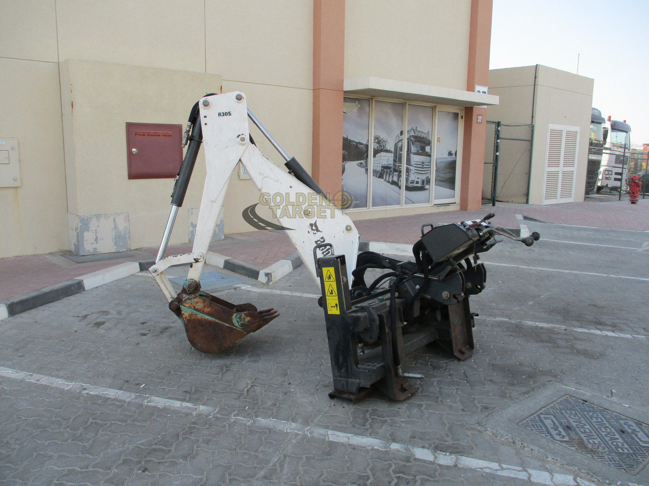 BOBCAT Skid Steer R30S Backhoe Attachment - Rakodókanál - Mini homlokrakodó: 3 kép. BOBCAT Skid Steer R30S Backhoe Attachment - Rakodókanál - Mini homlokrakodó: 3 kép.