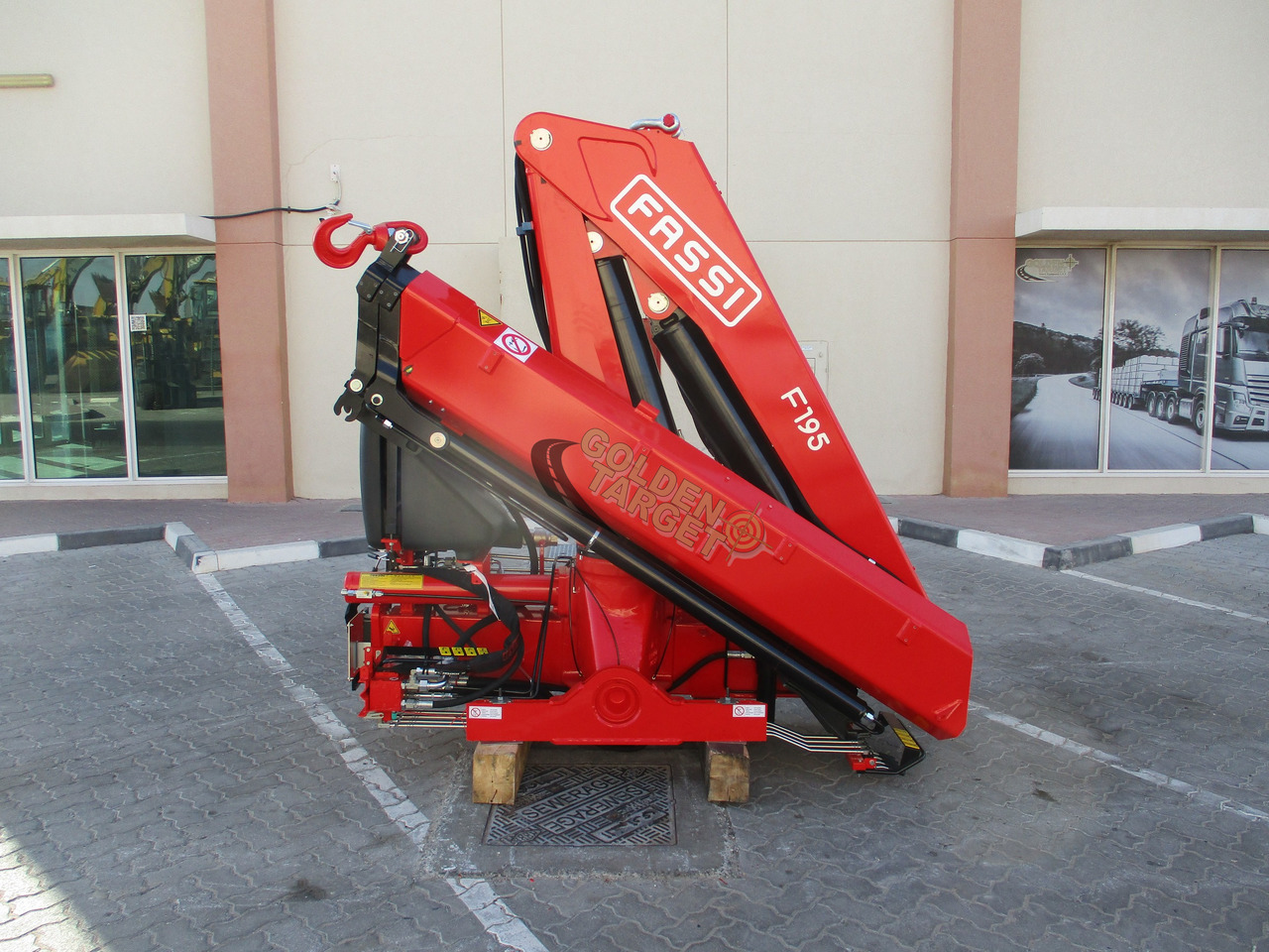 Fassi F195A.0.22 Crane - Rakodódaru - Teherautó: 3 kép. Fassi F195A.0.22 Crane - Rakodódaru - Teherautó: 3 kép.