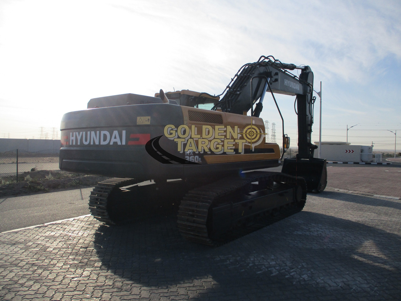 HYUNDAI HX360L Hydraulic Excavator - Kotrógép: 3 kép. HYUNDAI HX360L Hydraulic Excavator - Kotrógép: 3 kép.