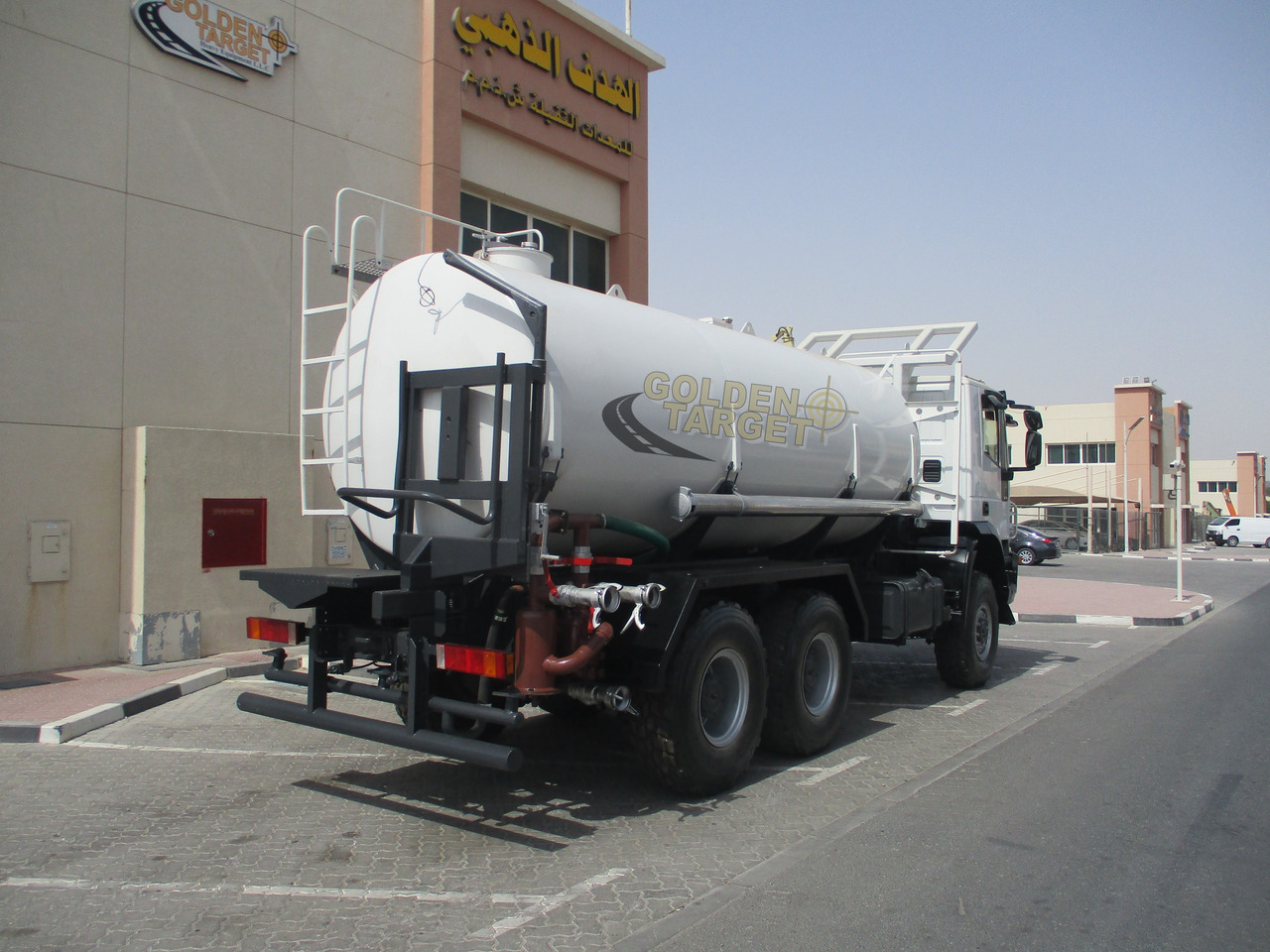 IVECO TRAKKER 380 6x6 Tanker - Tartályos teherautó: 3 kép. IVECO TRAKKER 380 6x6 Tanker - Tartályos teherautó: 3 kép.