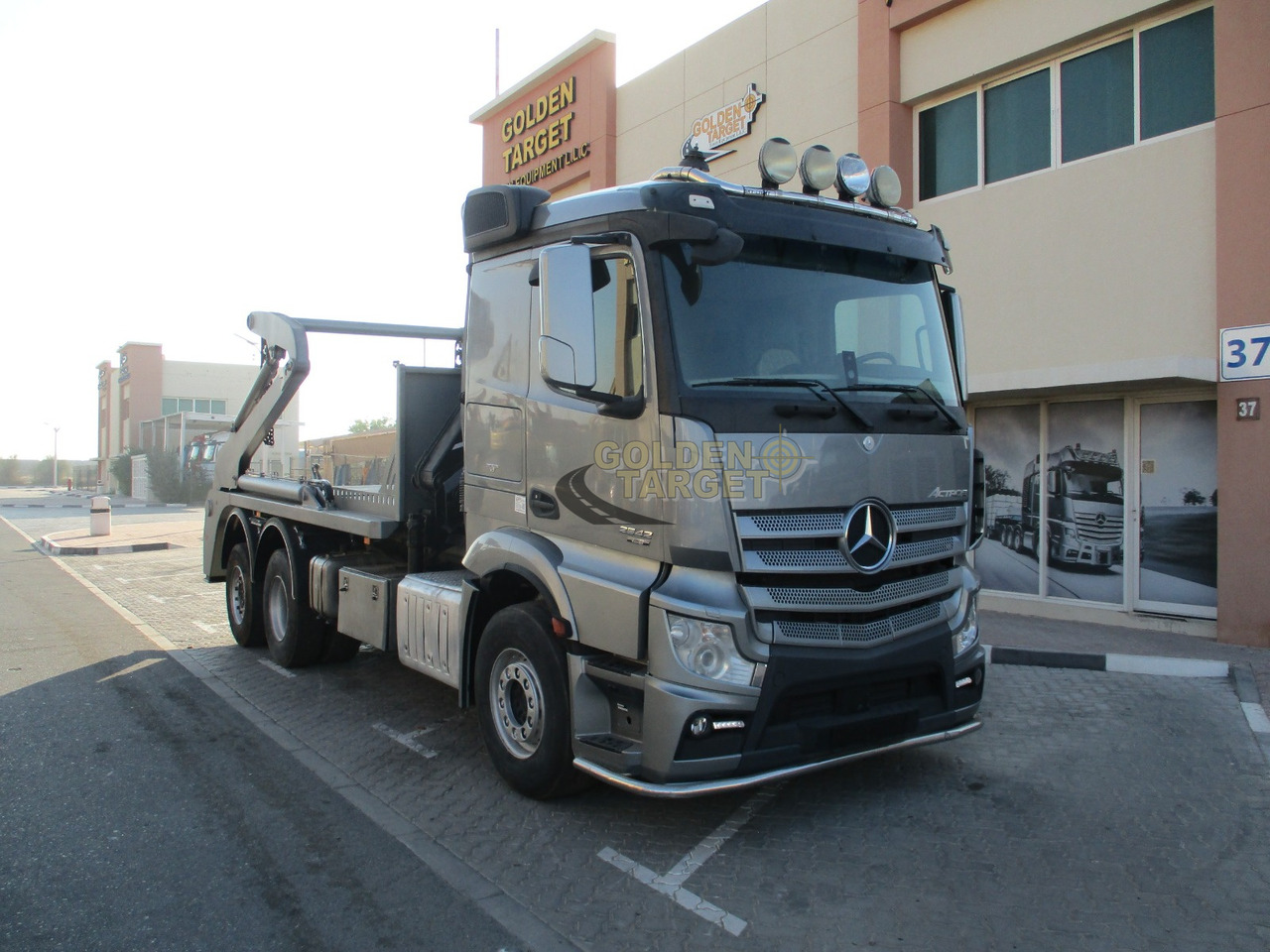MERCEDES-BENZ 2642 6×2 DOUBLE SKIP LOADER with HIAB Crane - Konténerszállító: 1 kép. MERCEDES-BENZ 2642 6×2 DOUBLE SKIP LOADER with HIAB Crane - Konténerszállító: 1 kép.