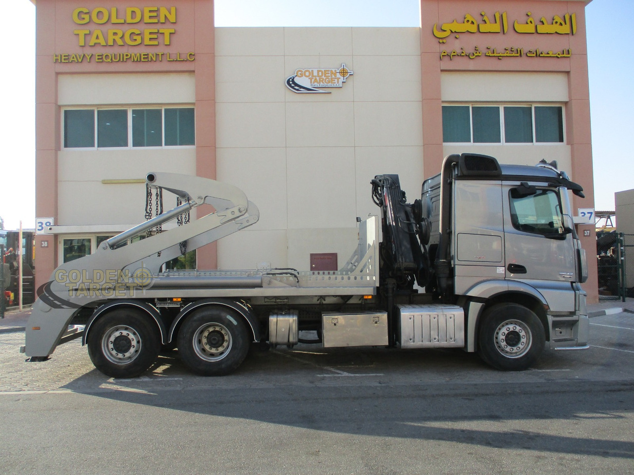 MERCEDES-BENZ 2642 6×2 DOUBLE SKIP LOADER with HIAB Crane - Konténerszállító: 5 kép. MERCEDES-BENZ 2642 6×2 DOUBLE SKIP LOADER with HIAB Crane - Konténerszállító: 5 kép.