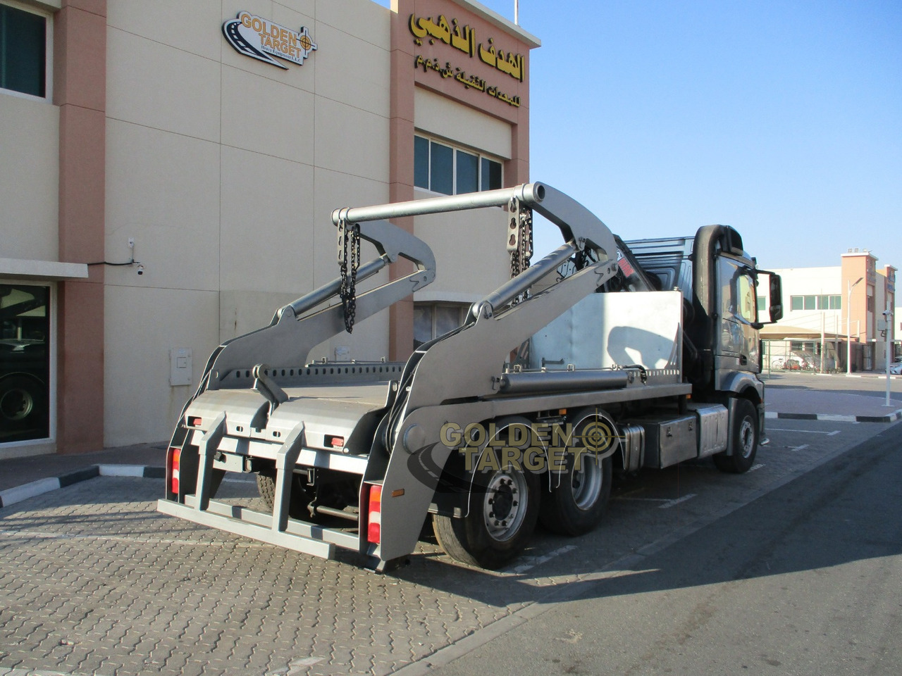 MERCEDES-BENZ 2642 6×2 DOUBLE SKIP LOADER with HIAB Crane - Konténerszállító: 3 kép. MERCEDES-BENZ 2642 6×2 DOUBLE SKIP LOADER with HIAB Crane - Konténerszállító: 3 kép.