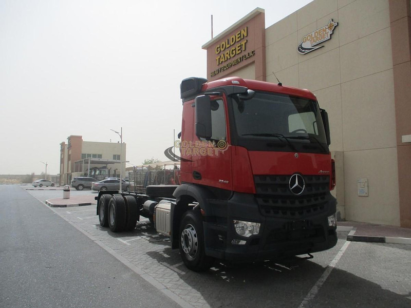 Mercedes-Benz Arocs 3348 - Félpótkocsi alváz: 1 kép. Mercedes-Benz Arocs 3348 - Félpótkocsi alváz: 1 kép.