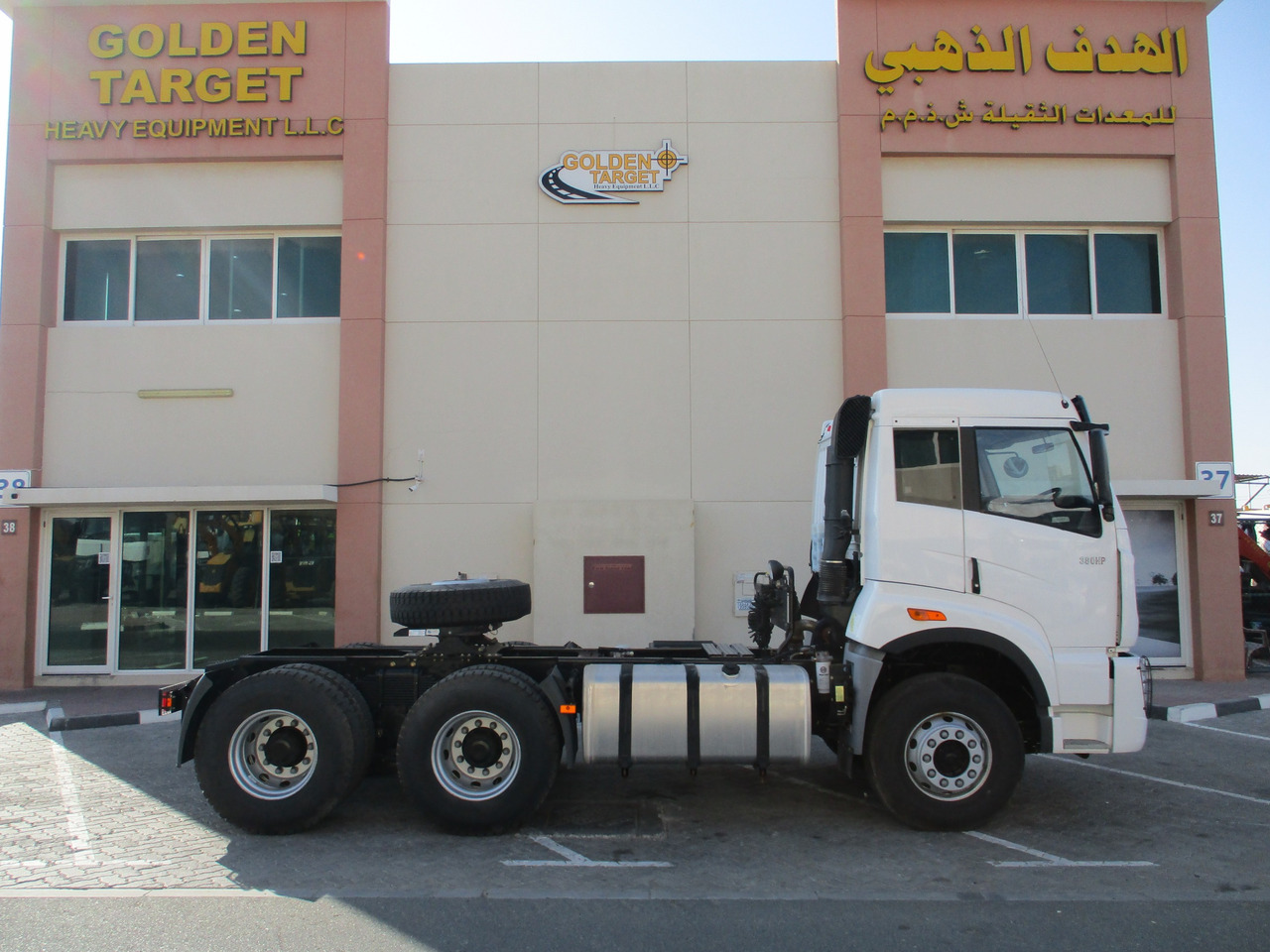 FAW 4181P2K15 6x4 Head Truck - Nyergesvontató: 5 kép. FAW 4181P2K15 6x4 Head Truck - Nyergesvontató: 5 kép.