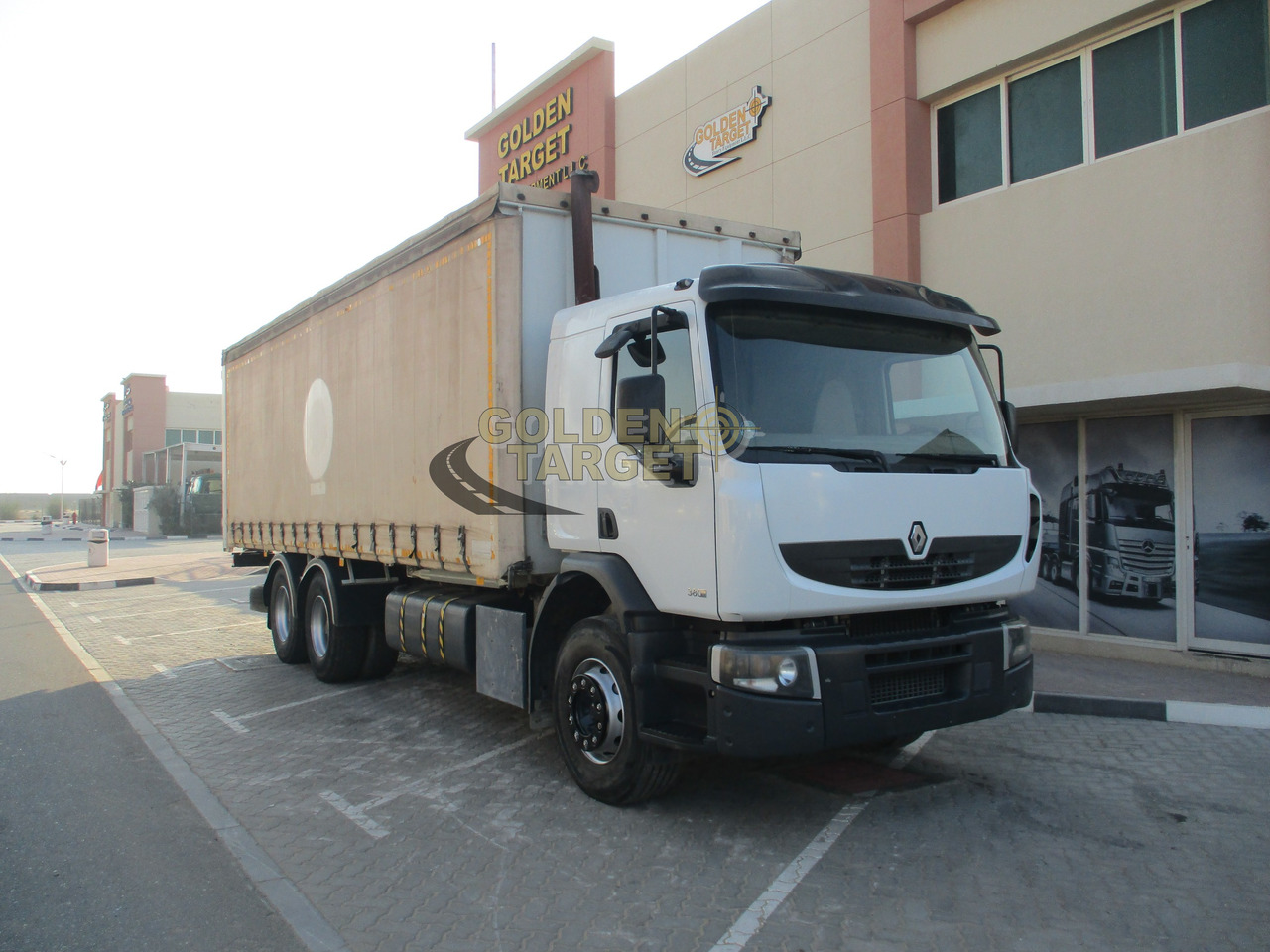 Renault KERAX 380 Curtainsider Truck - Ponyvás teherautó: 1 kép. Renault KERAX 380 Curtainsider Truck - Ponyvás teherautó: 1 kép.
