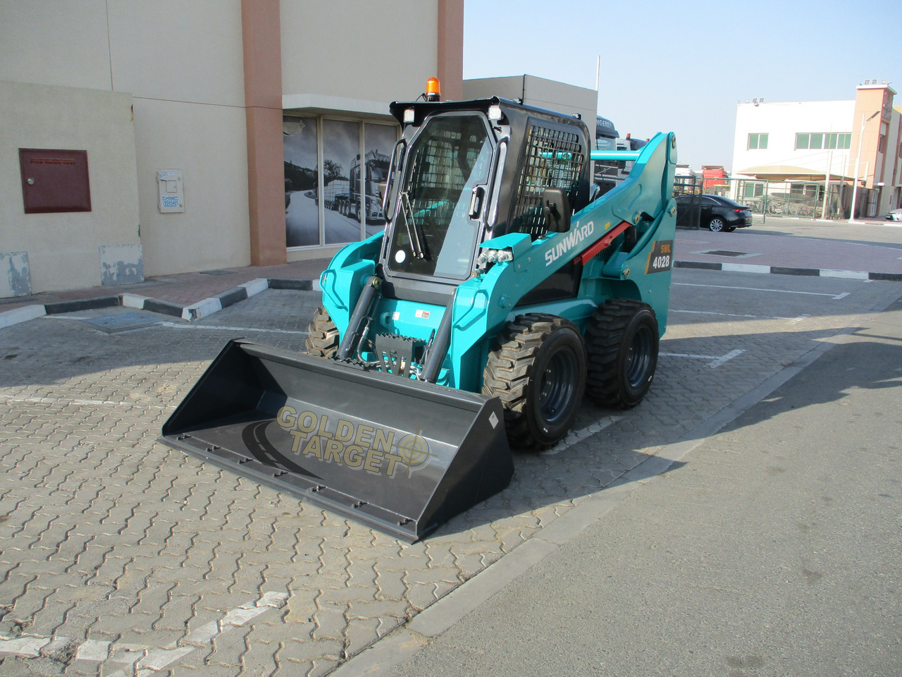 SUNWARD SWL4028 Skid Steer - Mini homlokrakodó: 2 kép. SUNWARD SWL4028 Skid Steer - Mini homlokrakodó: 2 kép.