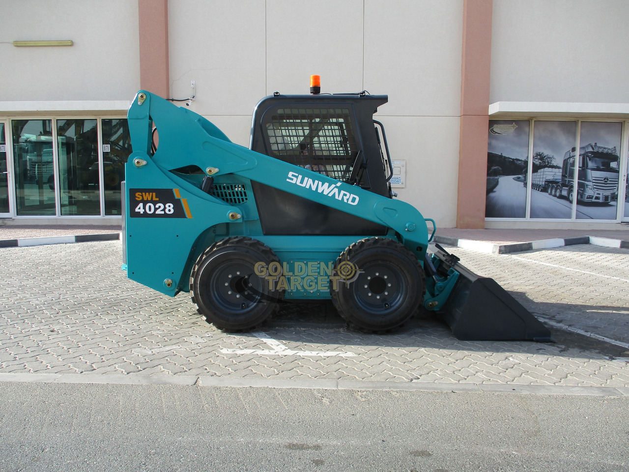 SUNWARD SWL4028 Skid Steer Loader - Mini homlokrakodó: 5 kép. SUNWARD SWL4028 Skid Steer Loader - Mini homlokrakodó: 5 kép.