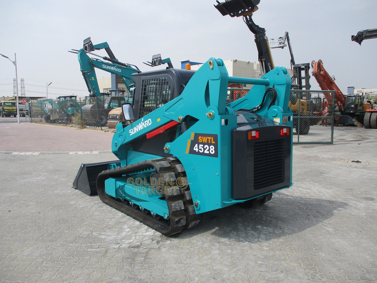 SUNWARD SWTL4528 Skid Steer - Mini homlokrakodó: 4 kép. SUNWARD SWTL4528 Skid Steer - Mini homlokrakodó: 4 kép.