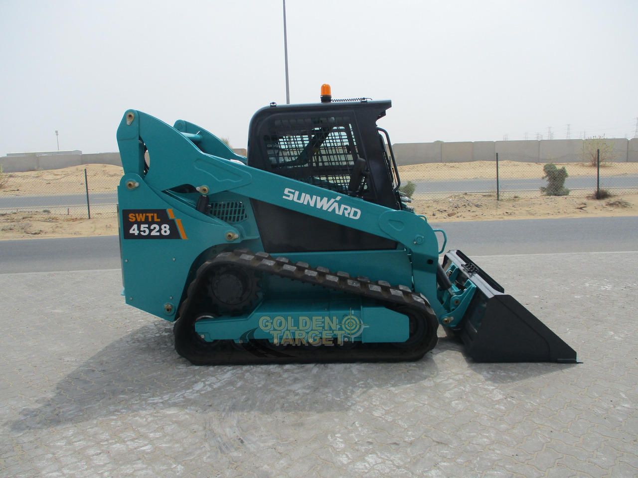 SUNWARD SWTL4528 Skid Steer - Mini homlokrakodó: 5 kép. SUNWARD SWTL4528 Skid Steer - Mini homlokrakodó: 5 kép.