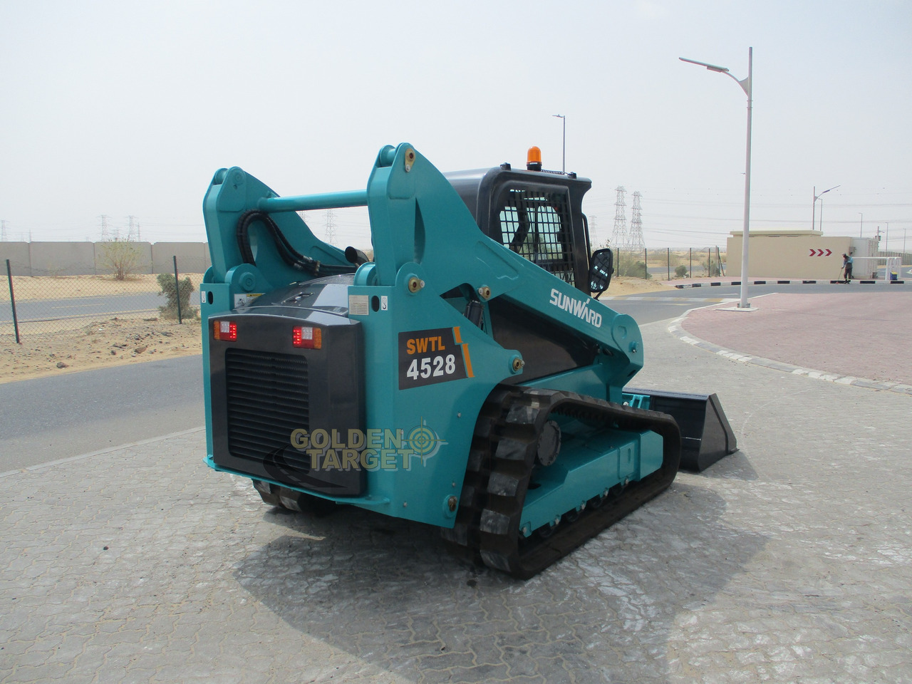 SUNWARD SWTL4528 Skid Steer - Mini homlokrakodó: 3 kép. SUNWARD SWTL4528 Skid Steer - Mini homlokrakodó: 3 kép.