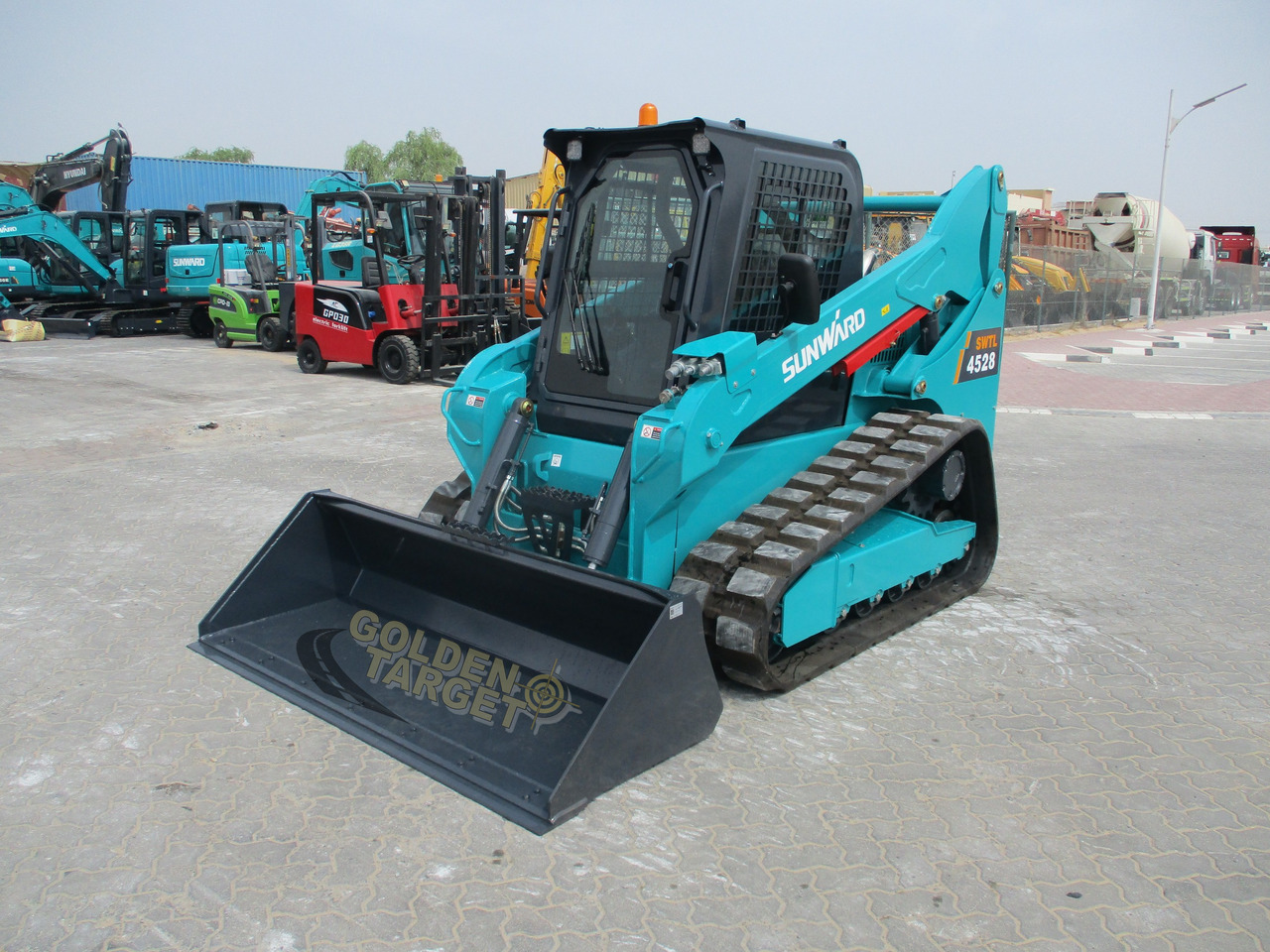 SUNWARD SWTL4528 Skid Steer - Mini homlokrakodó: 2 kép. SUNWARD SWTL4528 Skid Steer - Mini homlokrakodó: 2 kép.