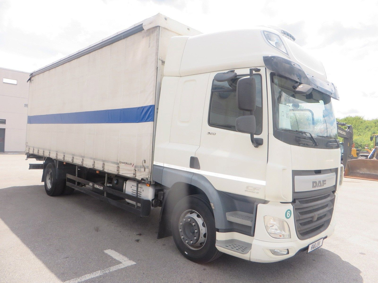 DAF CF320 4x2 18T Curtainside 7.70m - Ponyvás teherautó: 2 kép. DAF CF320 4x2 18T Curtainside 7.70m - Ponyvás teherautó: 2 kép.