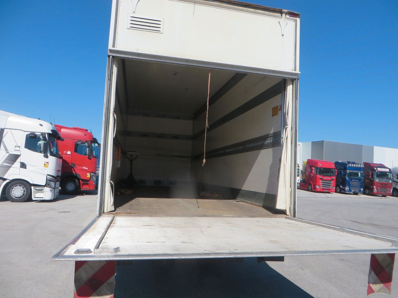 Mercedes-Benz Atego 1024 Box body with tail lift - Dobozos felépítményű teherautó: 5 kép. Mercedes-Benz Atego 1024 Box body with tail lift - Dobozos felépítményű teherautó: 5 kép.