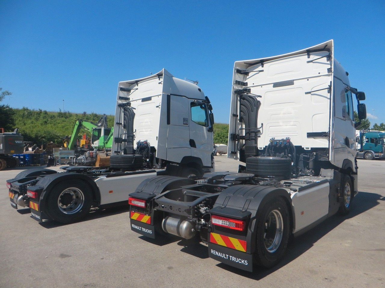Renault T520 HSC 4x2Tractor -NEW - TOP MODEL - Nyergesvontató: 3 kép. Renault T520 HSC 4x2Tractor -NEW - TOP MODEL - Nyergesvontató: 3 kép.