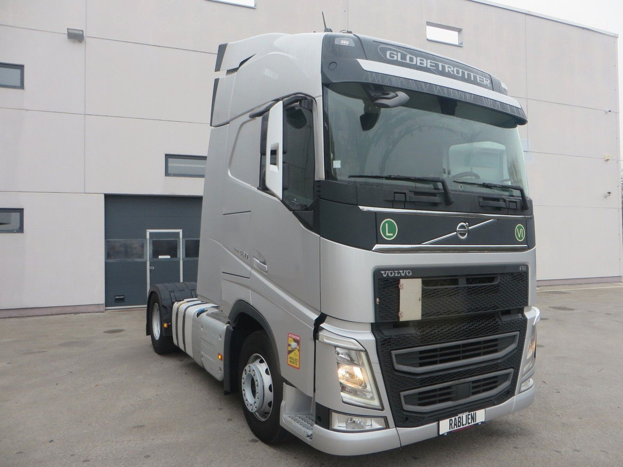 Volvo FH460 4x2Tractor - Nyergesvontató: 2 kép. Volvo FH460 4x2Tractor - Nyergesvontató: 2 kép.