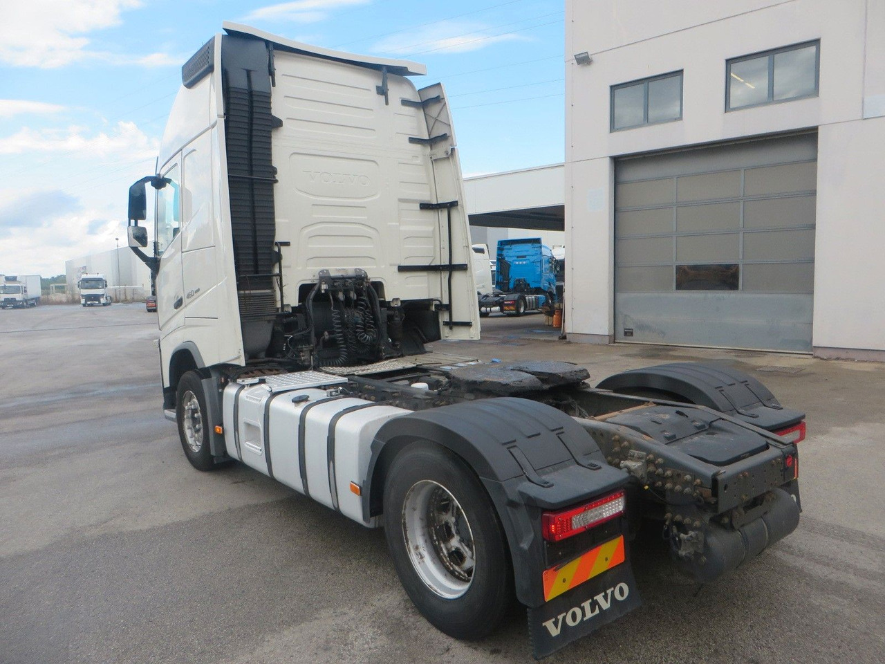 Volvo FH460 4x2Tractor XL - Nyergesvontató: 4 kép. Volvo FH460 4x2Tractor XL - Nyergesvontató: 4 kép.