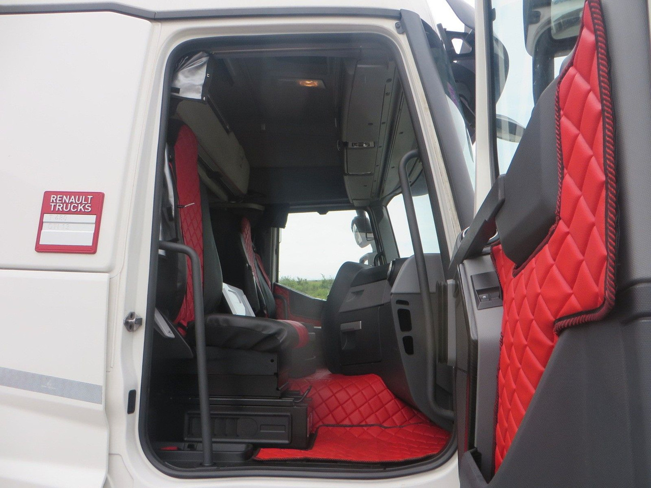 Ponyvás teherautó Renault T480 SC 6x2 Tandem jumbo 116m3: 16 kép. Ponyvás teherautó Renault T480 SC 6x2 Tandem jumbo 116m3: 16 kép.