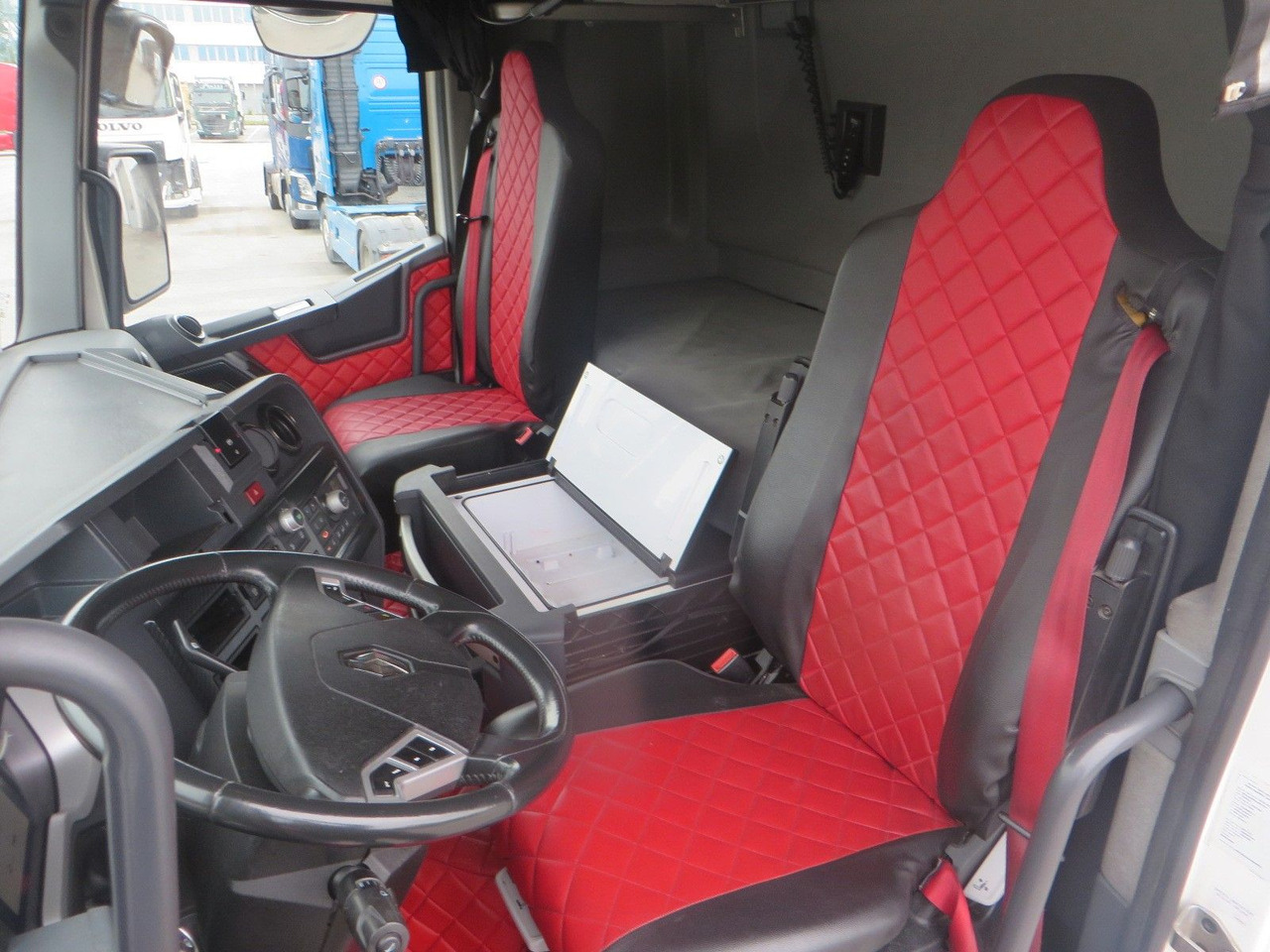 Ponyvás teherautó Renault T480 SC 6x2 Tandem jumbo 116m3: 11 kép. Ponyvás teherautó Renault T480 SC 6x2 Tandem jumbo 116m3: 11 kép.