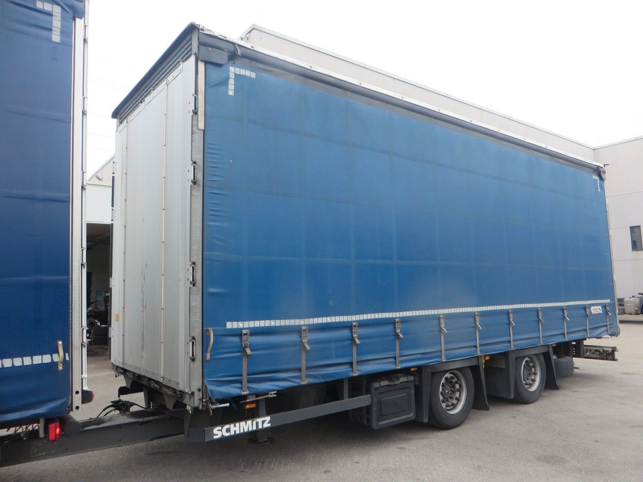 Ponyvás teherautó Renault T480 SC 6x2 Tandem jumbo 116m3: 17 kép. Ponyvás teherautó Renault T480 SC 6x2 Tandem jumbo 116m3: 17 kép.