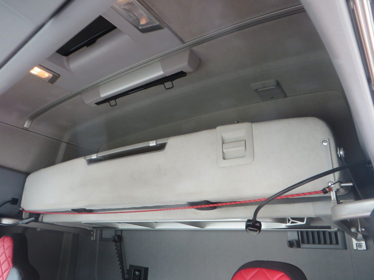 Ponyvás teherautó Renault T480 SC 6x2 Tandem jumbo 116m3: 12 kép. Ponyvás teherautó Renault T480 SC 6x2 Tandem jumbo 116m3: 12 kép.