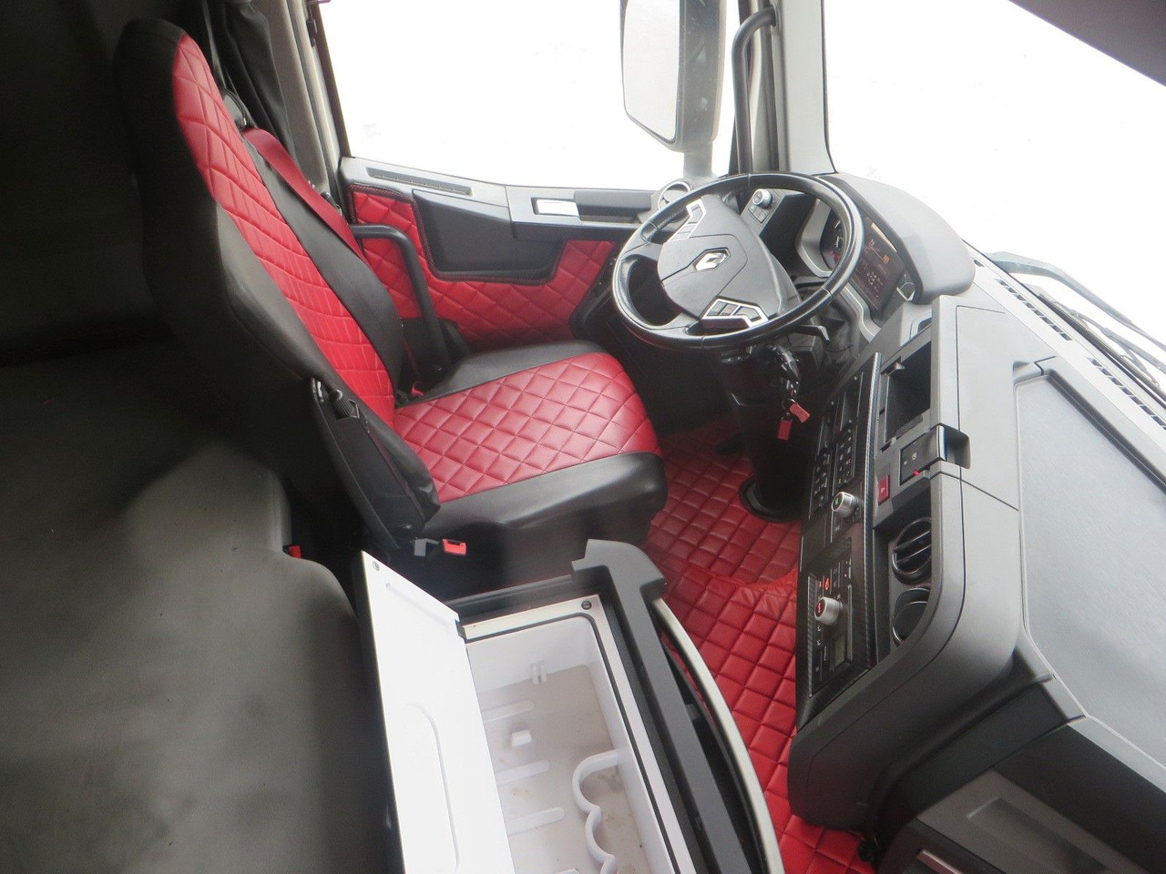 Ponyvás teherautó Renault T480 SC 6x2 Tandem jumbo 116m3: 15 kép. Ponyvás teherautó Renault T480 SC 6x2 Tandem jumbo 116m3: 15 kép.